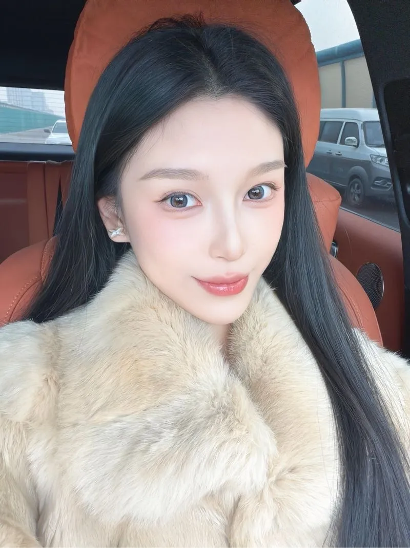 梦莹 柳叶眉湾 婀娜身悦目是佳人