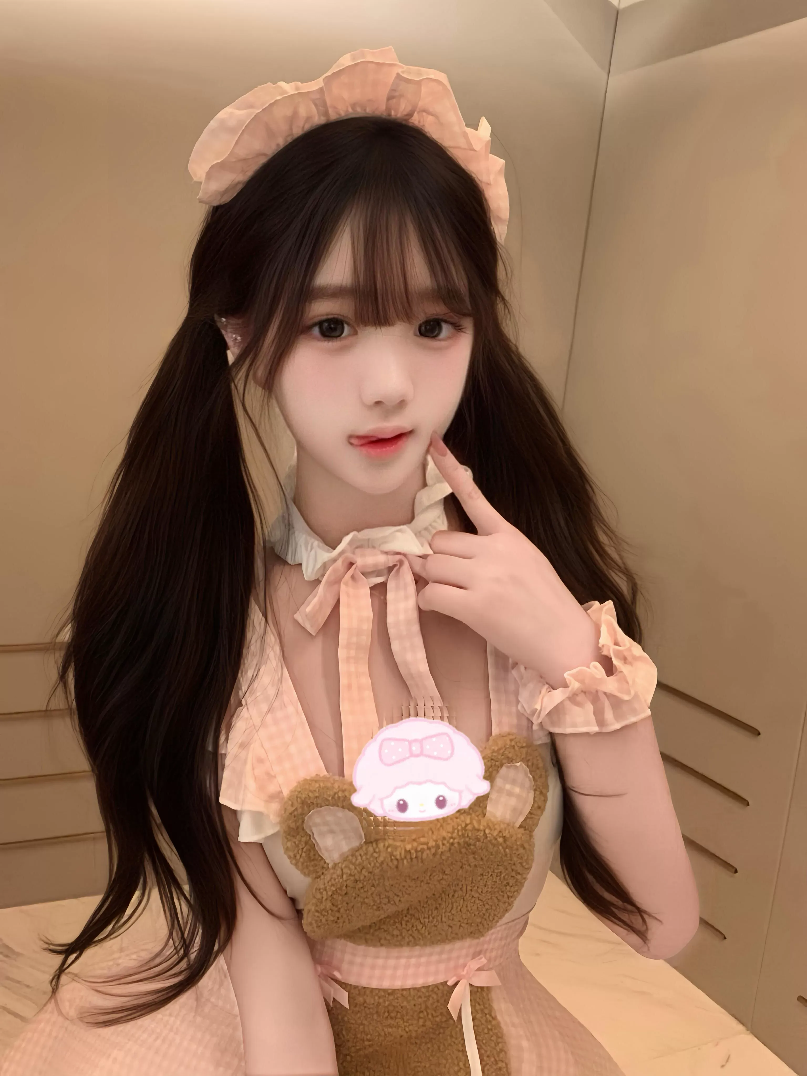 粉嫩小萝莉 奶瓶🍼 Gallery 4