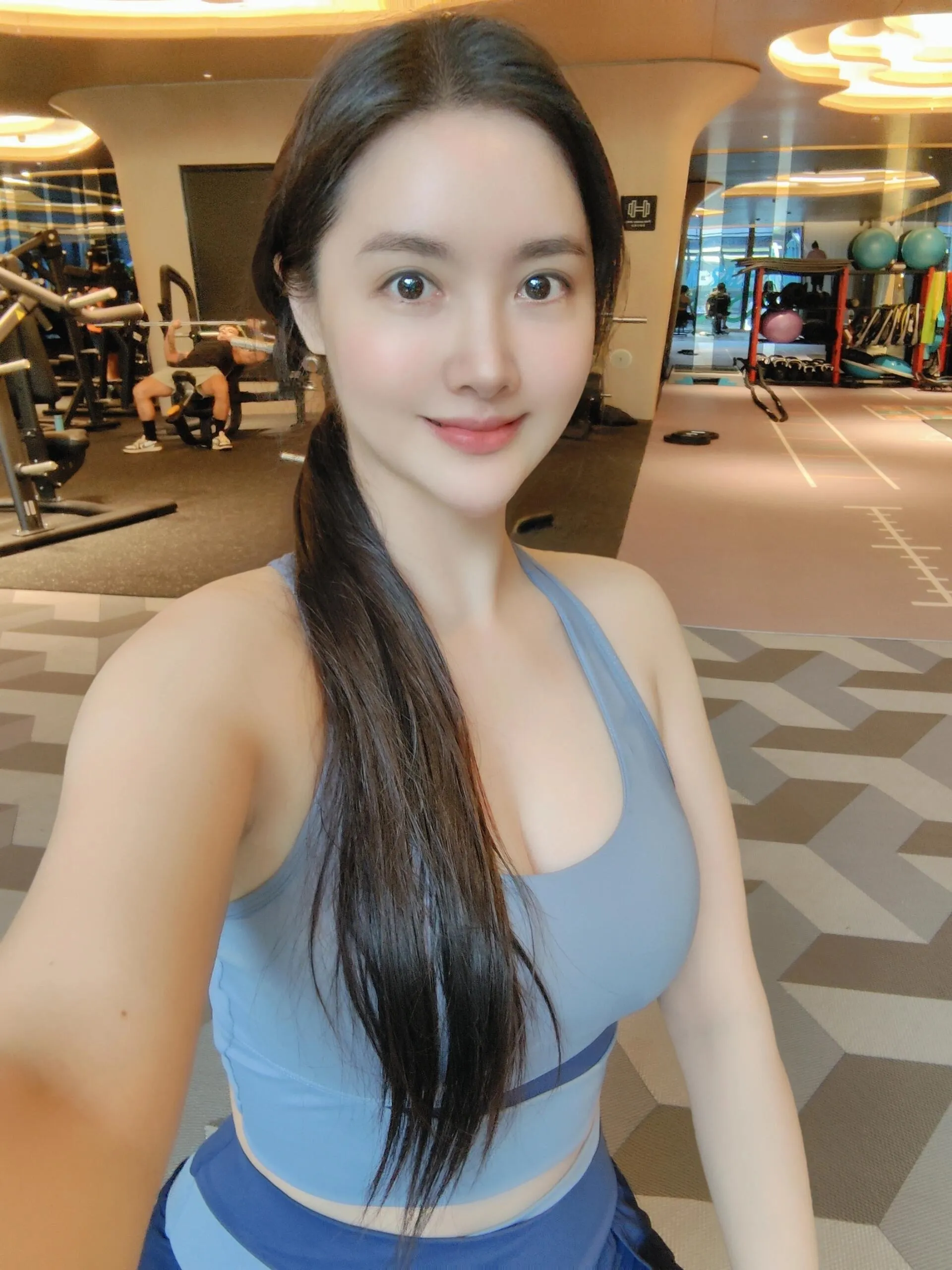 小朵,知性运动达人有绝活会夹会吸