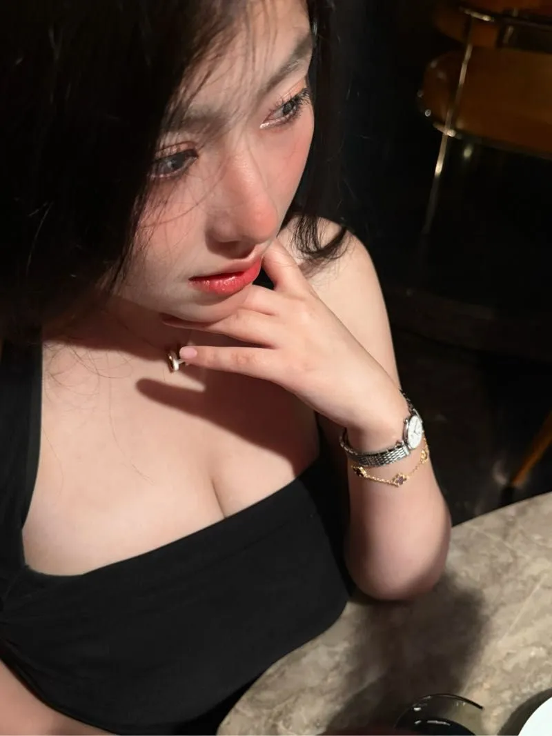 徐汇169K杯童颜巨乳依依鹦鹉 Gallery 2