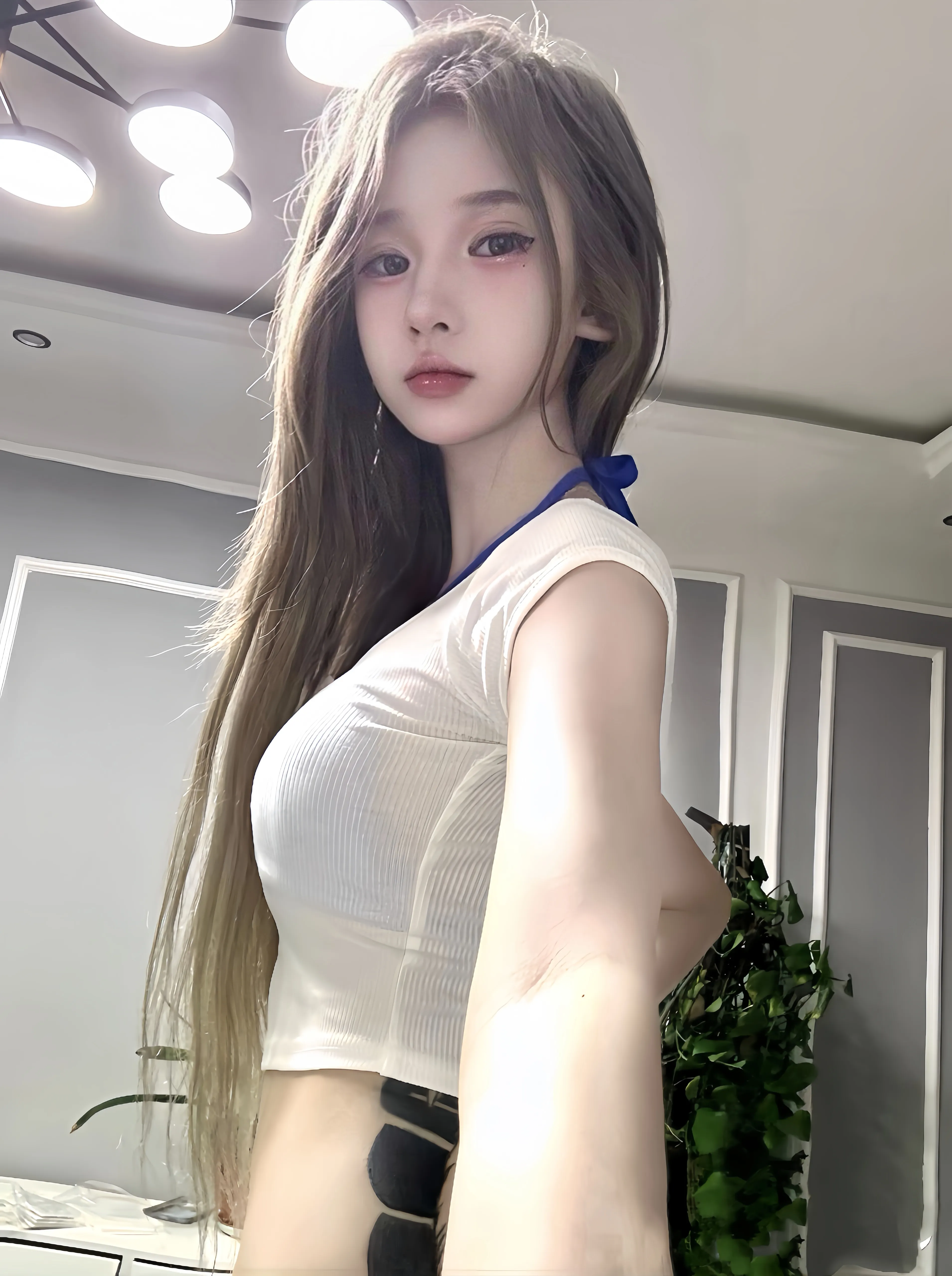 18岁幼态白嫩学生妹:乐伊
