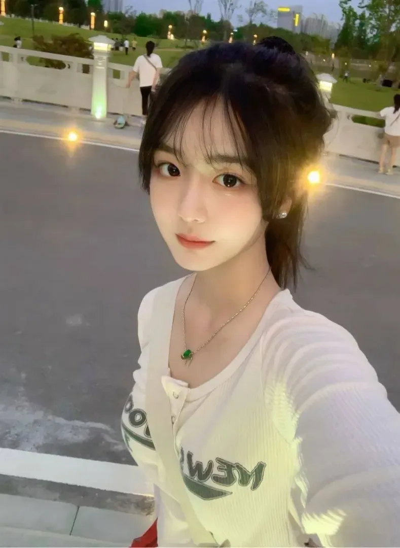 寒假兼职女高白小纯学生 香菜 Gallery 1