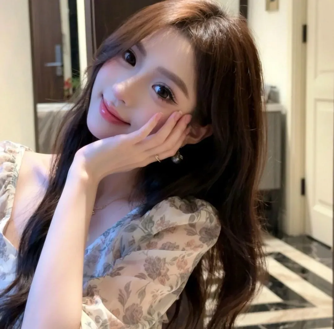 黄浦165c极品新人皮肤白嫩白虎一线天 Gallery 4