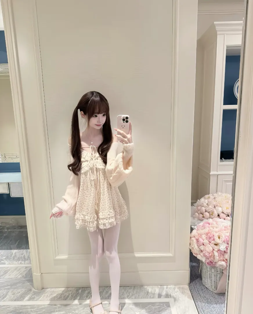一字马 刘亦菲 白虎萝莉 Gallery 4
