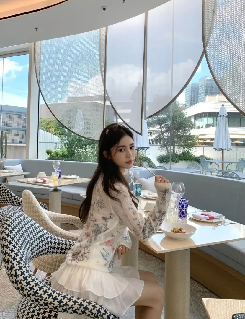静安176D极品高白纯清纯甜美筷子腿蜜桃臀鹦鹉