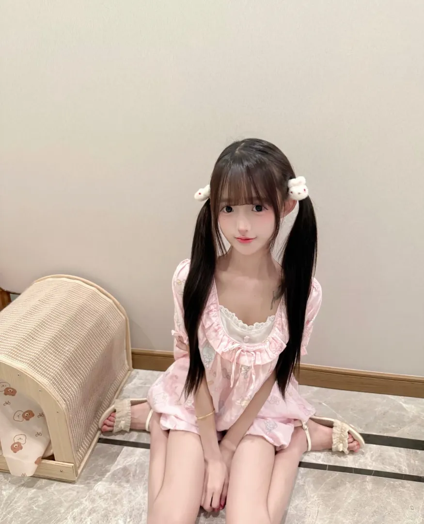 白虎萝莉 飞飞 白嫩诱人 Gallery 4