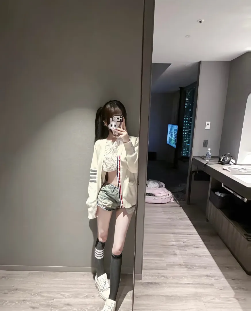 梦涵 三点粉 制服丝袜 Gallery 4