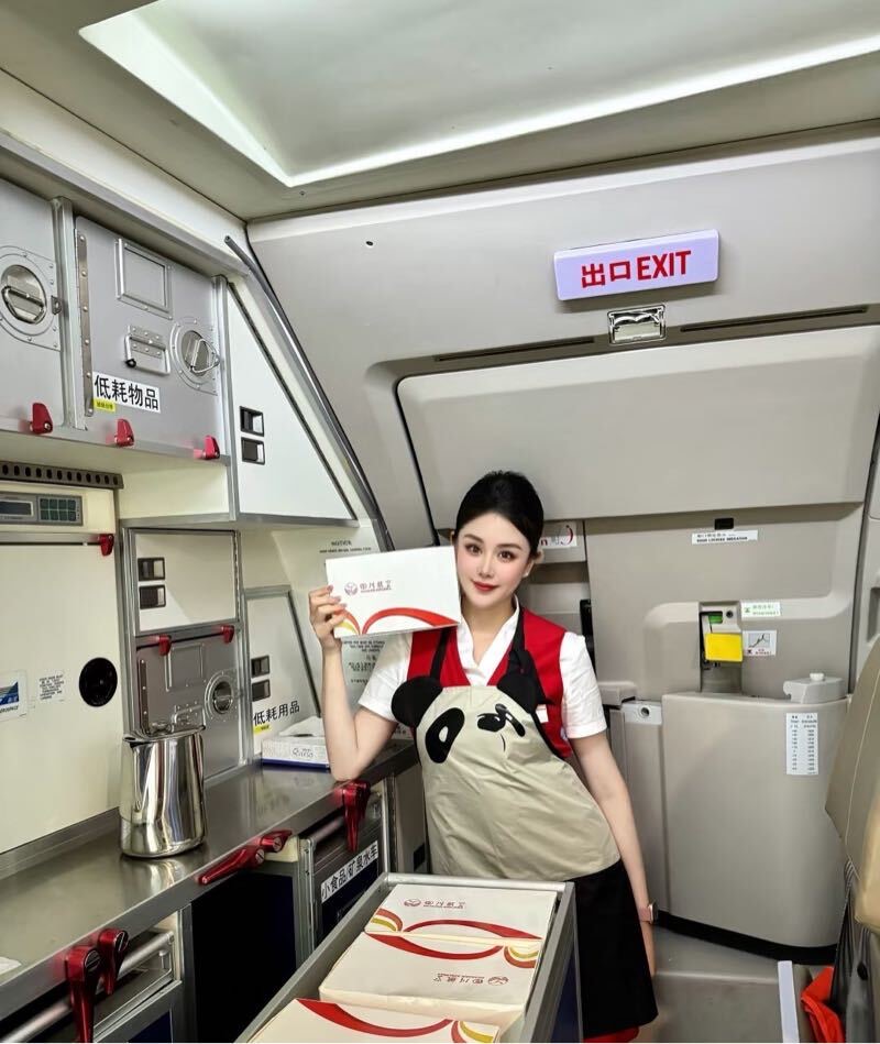 静安空姐爱丽潮喷sm白虎 Gallery 5