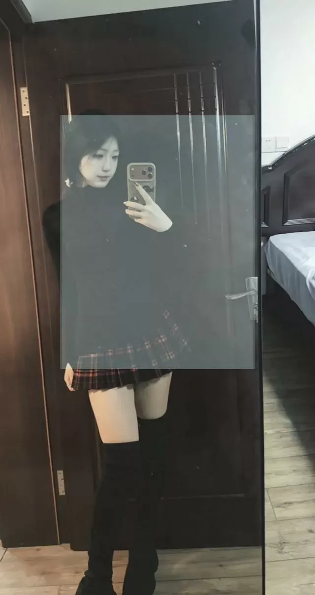 闵行闹闹  天生白虎馒头B Gallery 1