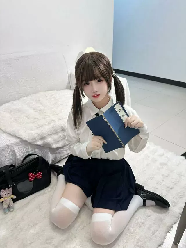 小柚果🏠极品cos天然白虎嫩妹小不点