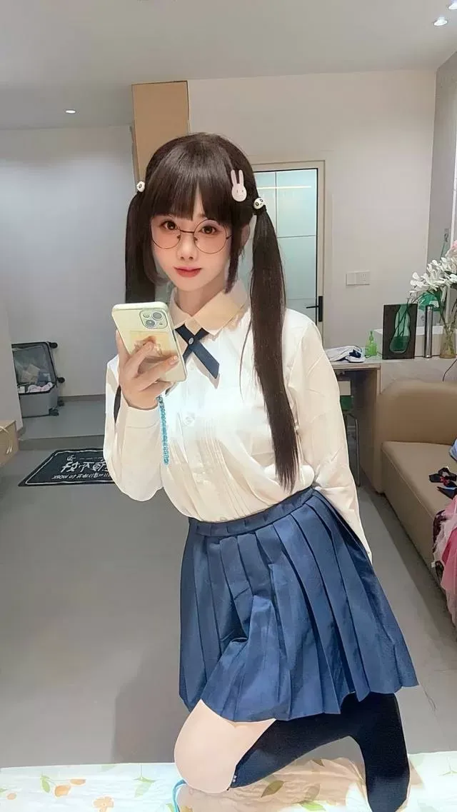 小柚果🏠极品cos天然白虎嫩妹小不点 Gallery 4