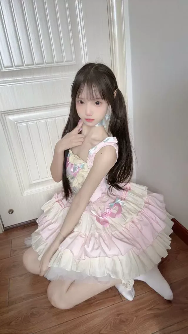 08新人娇小萝莉 小小🉑变装游戏