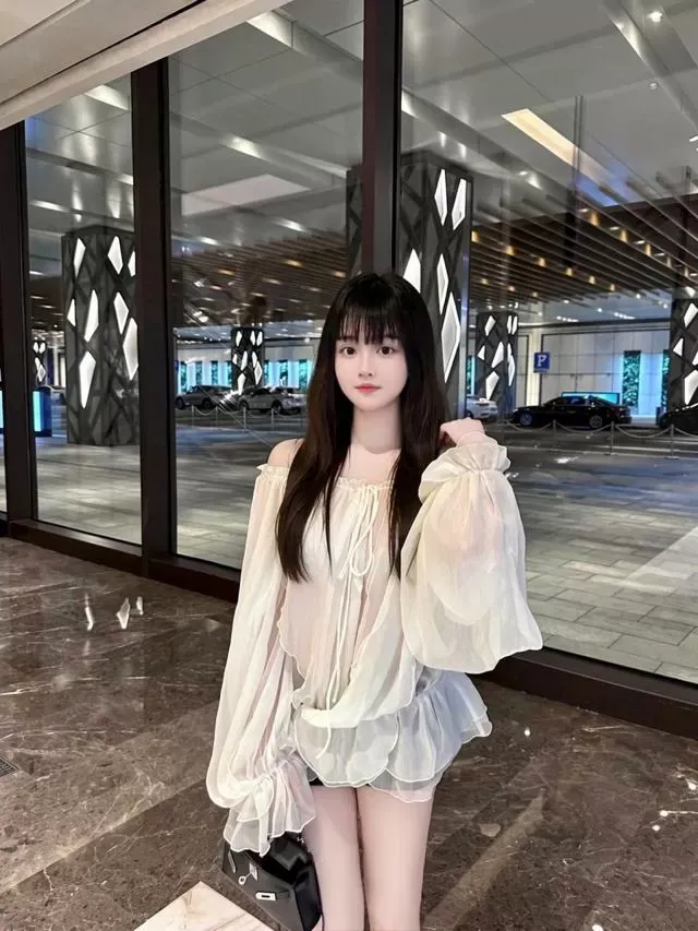 闵行佳佳,天生炮架子