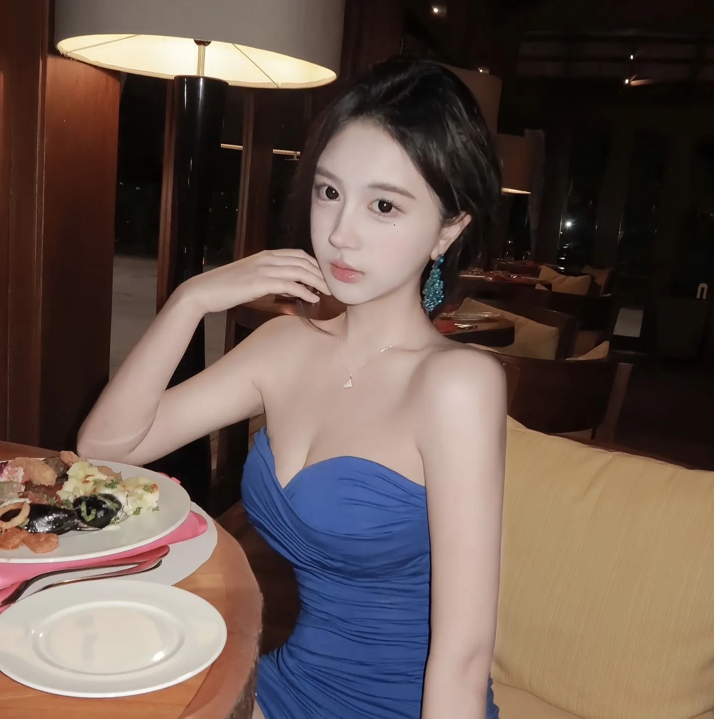 胡夏 馒头B 一线天 懂情调邻家女孩