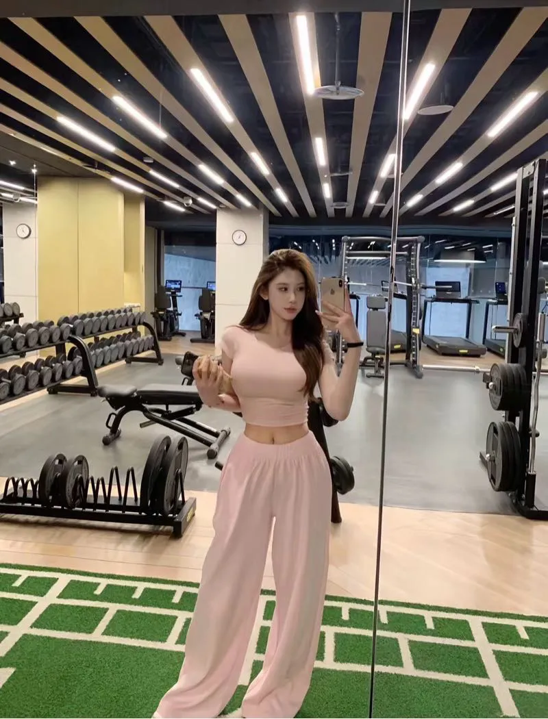 素素 人瘦奶大温柔不事 短开赚钱买包包