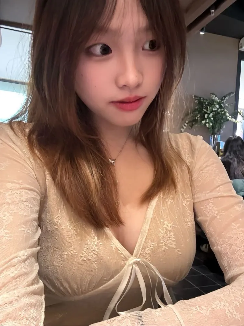 梦梦 清纯大学生 乳此之大 单手握不下 Gallery 4