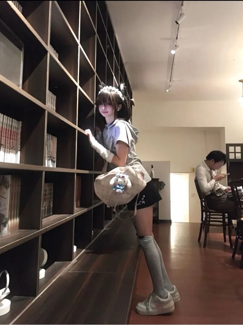 y142短发白虎 Gallery 1