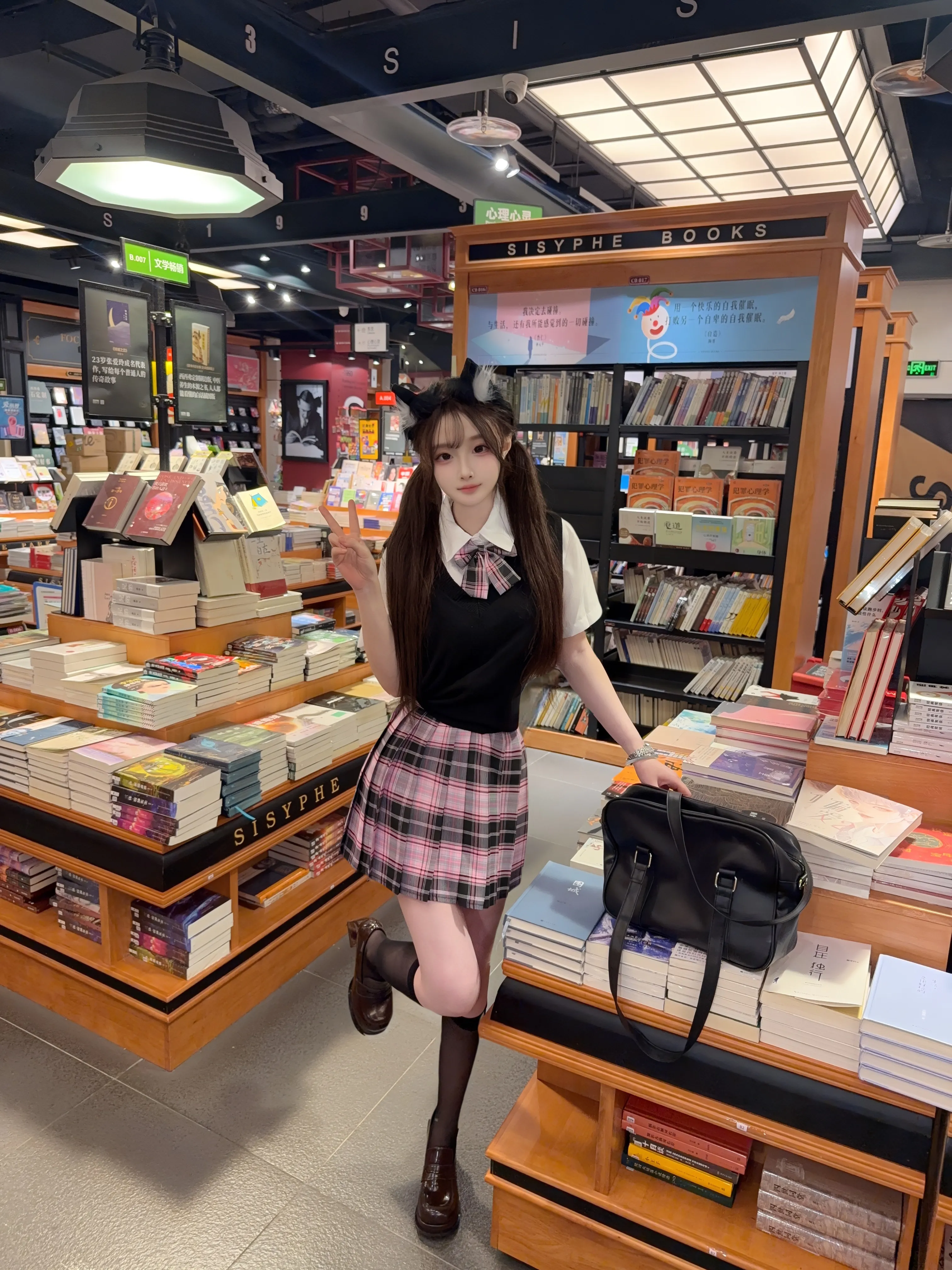 18岁高中学白嫩妹妹兼职：心妍