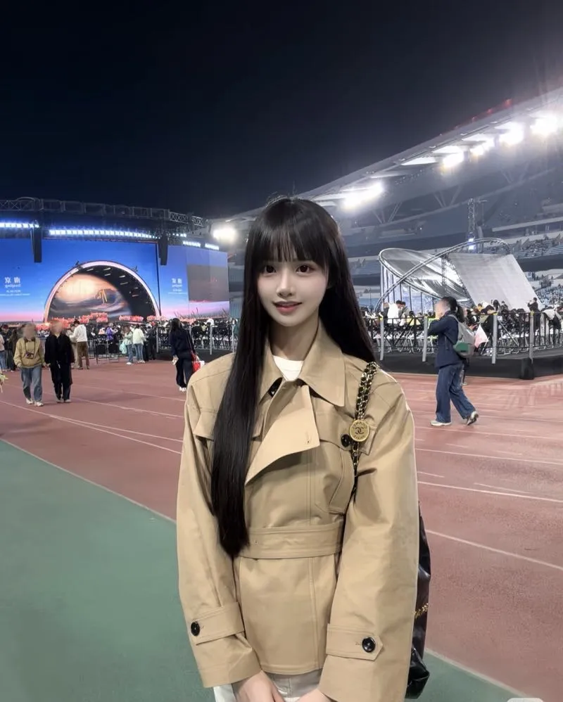 子怡，气质佳刚下海三点粉高情商会聊天 Gallery 4