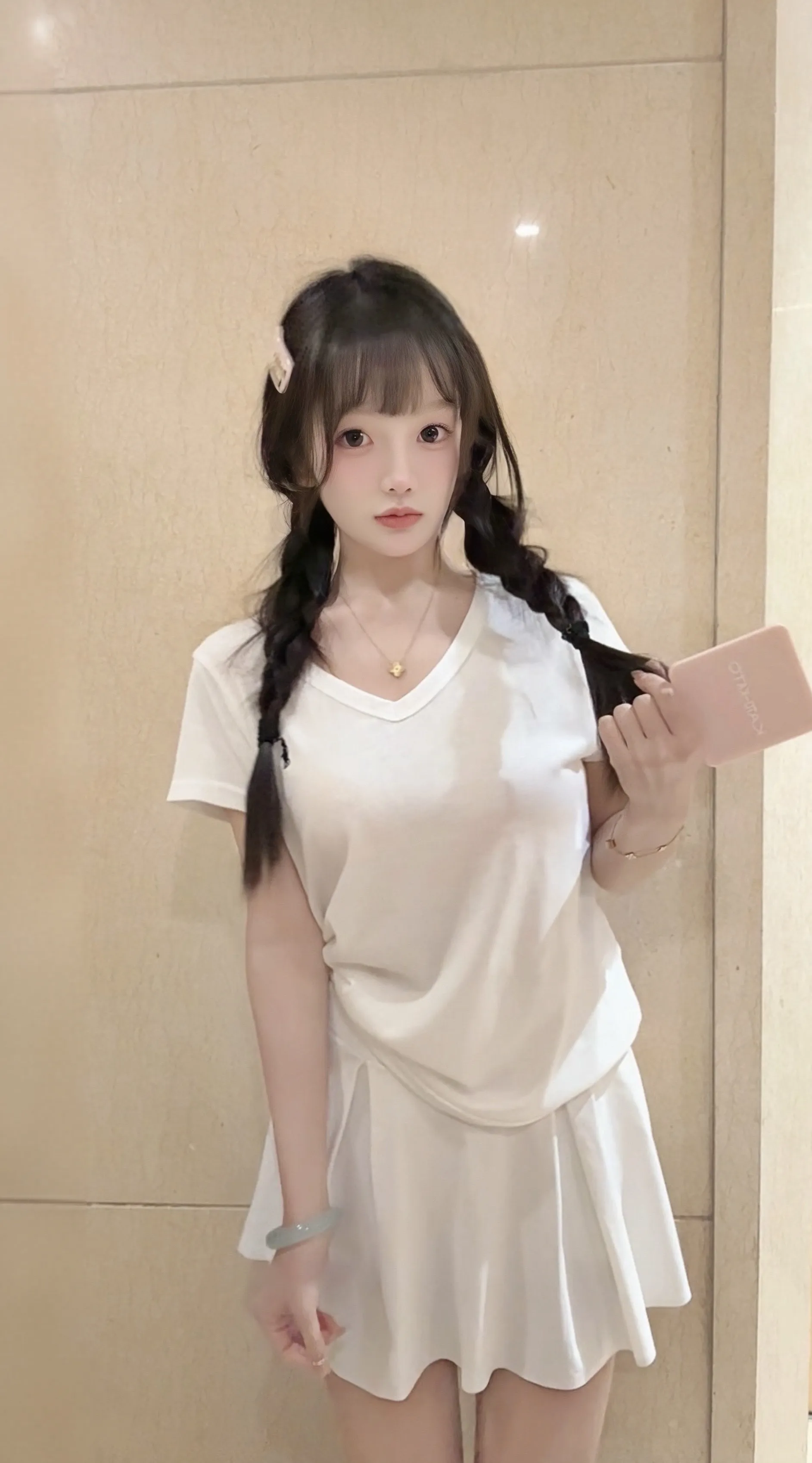 白虎萝莉 石头 双马尾