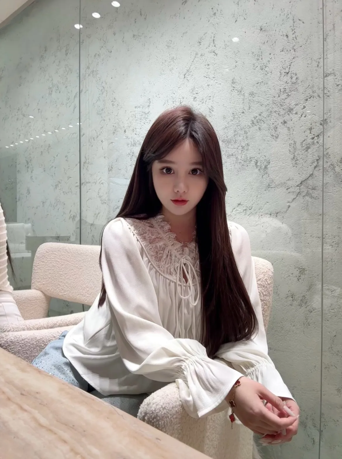 艾艾气质优雅筷子腿白小纯