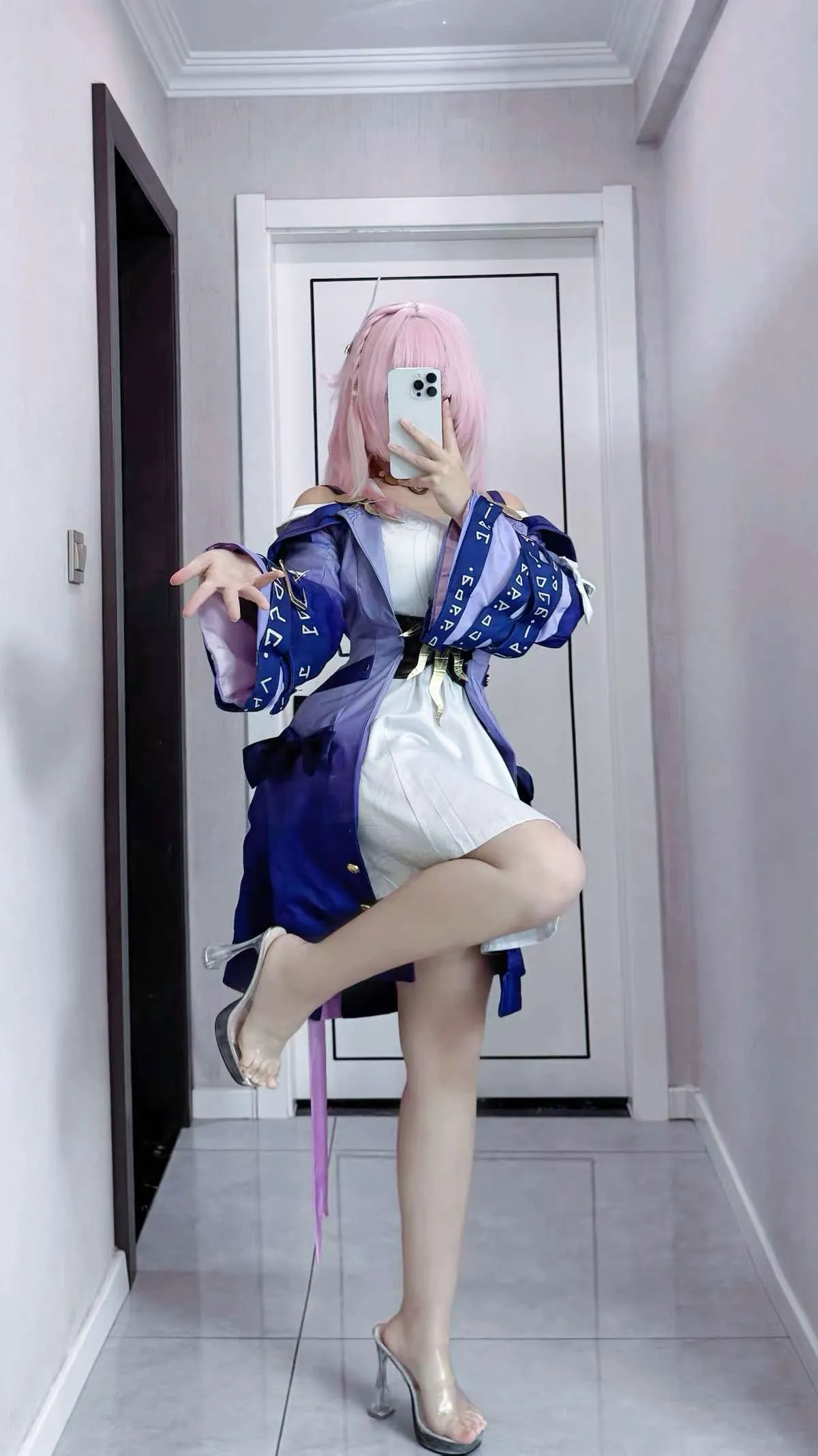 小柚果🏠极品cos白虎嫩妹小不点 Gallery 6