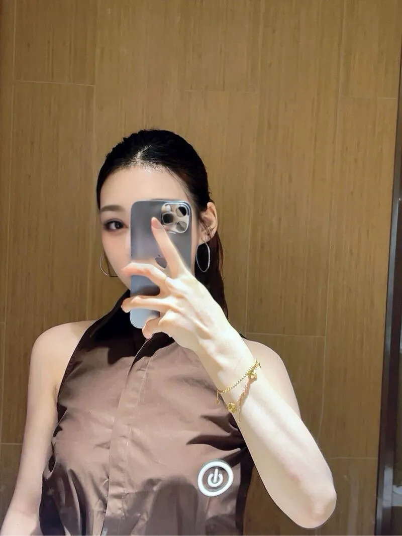 雅斯兰黛金牌销售 小鹿 兼职下海,还是小白虎 Gallery 5