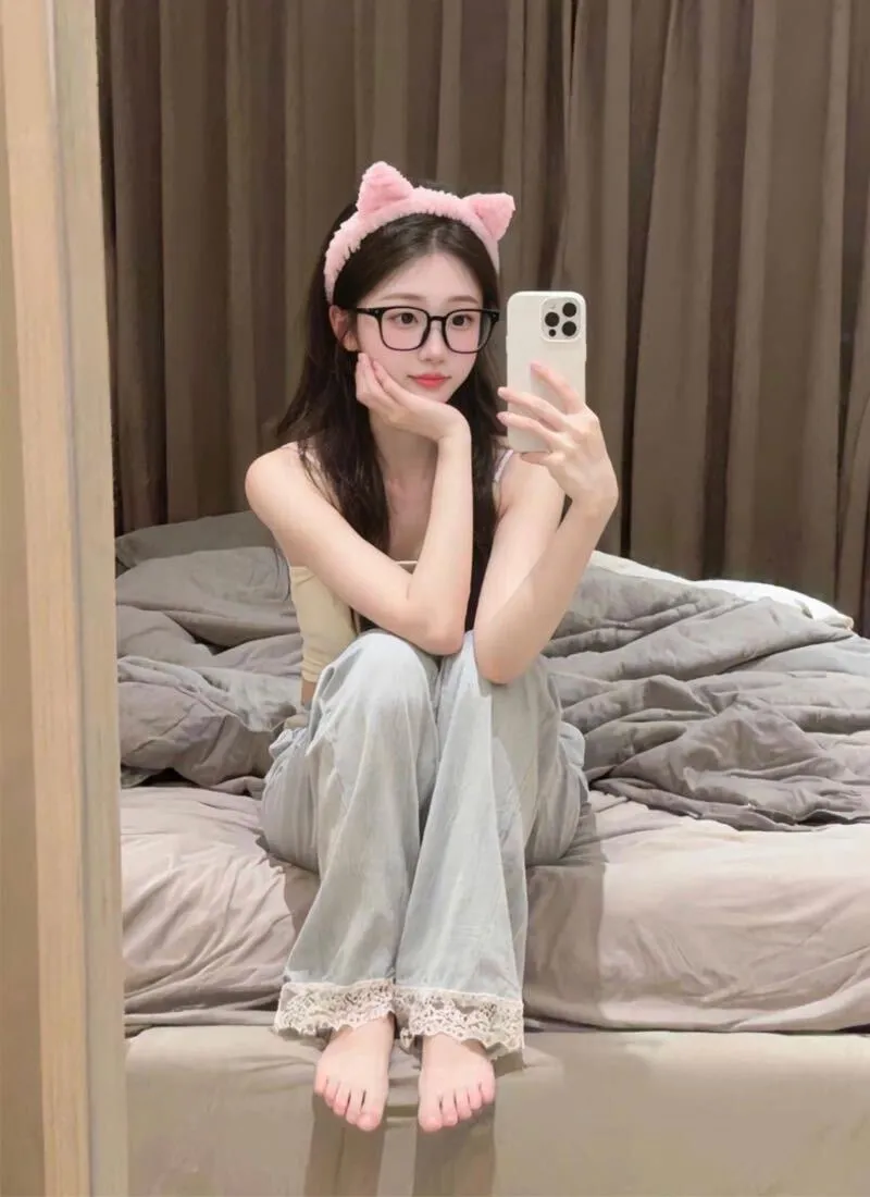 芙芙 刚下海嫩妹 小穴 JJ太大的受不了 Gallery 6