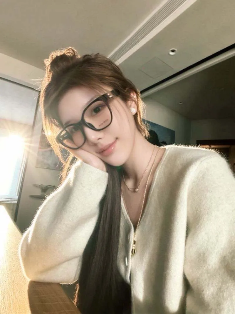 192新人博主杂志模特首开 陌陌