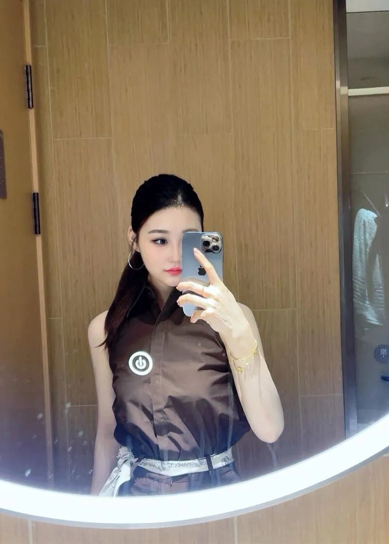 雅斯兰黛金牌销售 小鹿 兼职下海,还是小白虎 Gallery 4