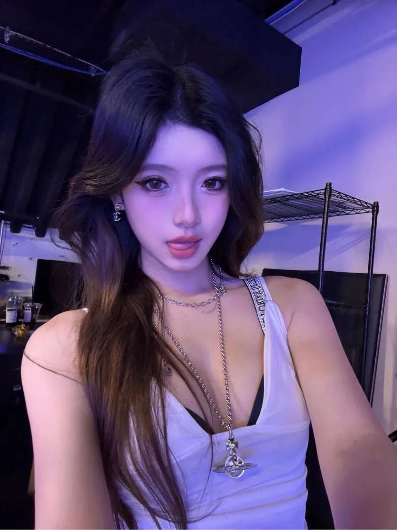 潮流博主 辣辣 s曲线诱惑无限🥵 Gallery 3