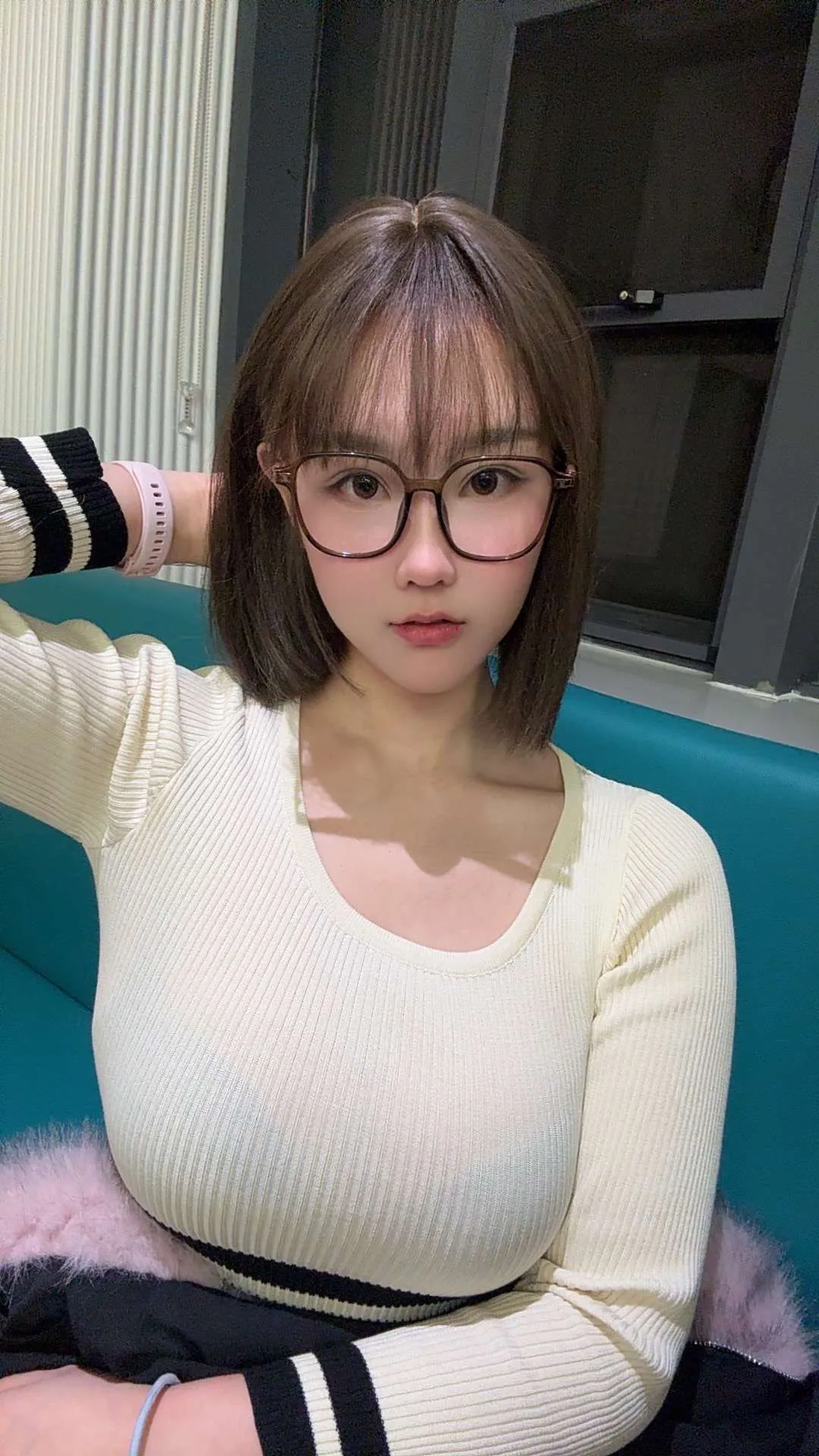 y162童颜巨乳眼镜妹 Gallery 4