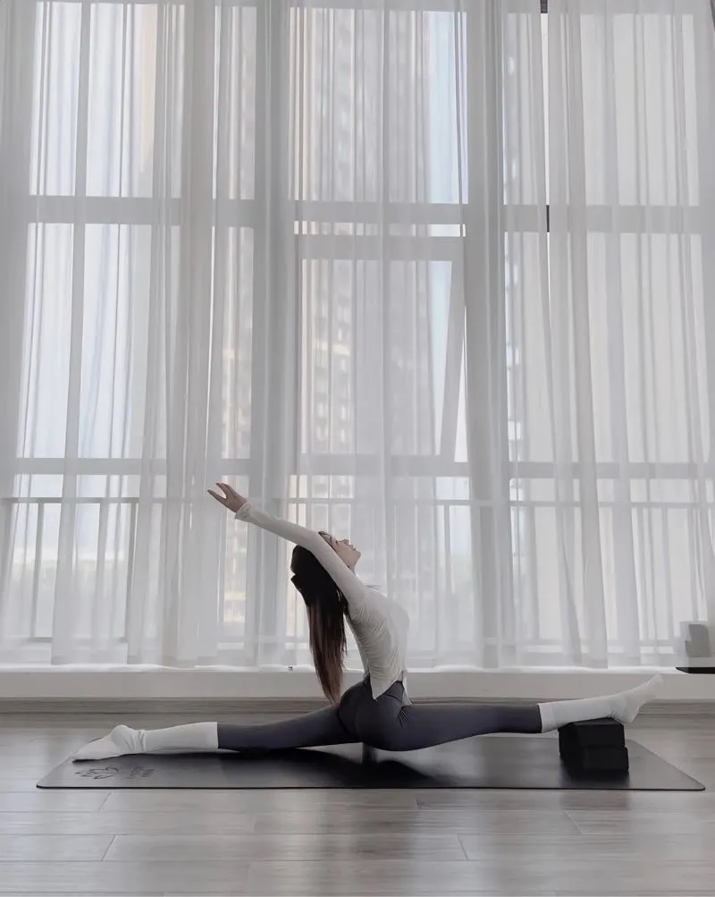 a086舞蹈老师一字马 可口爆