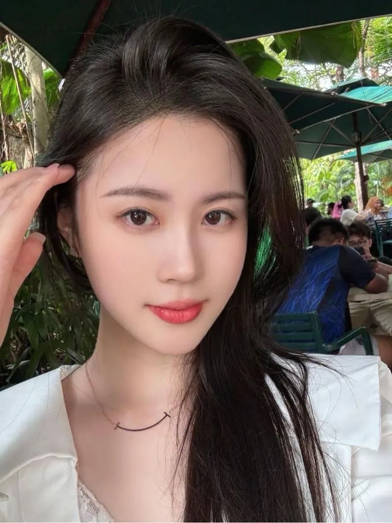 郝燕，外表可人温柔是骨子里的 Gallery 6