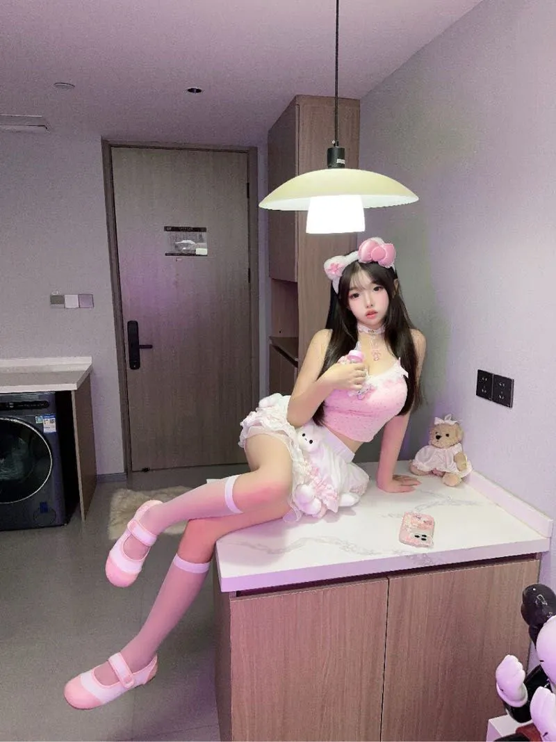 闵行 元元 刚满18岁 上粉下嫩bb超紧 Gallery 5