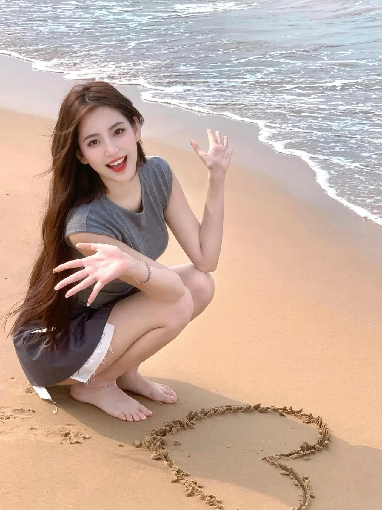 小洁，大学实习生初次下海三点粉嫩