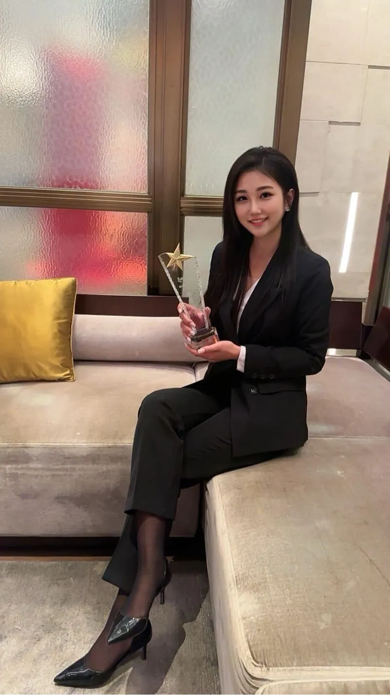 售楼小姐 慧嘉 楼市不景气，卖身还网贷 Gallery 5