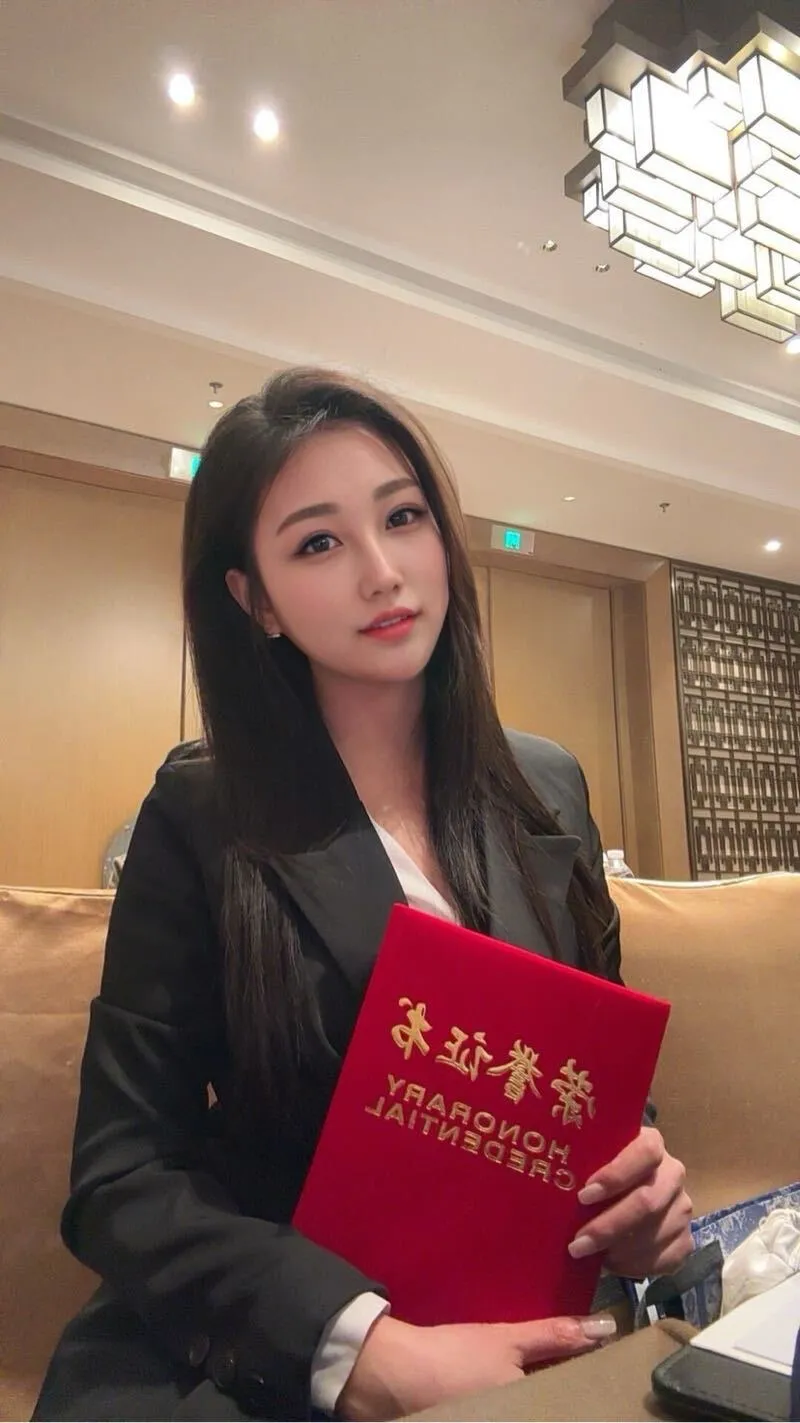 售楼小姐 慧嘉 楼市不景气，卖身还网贷