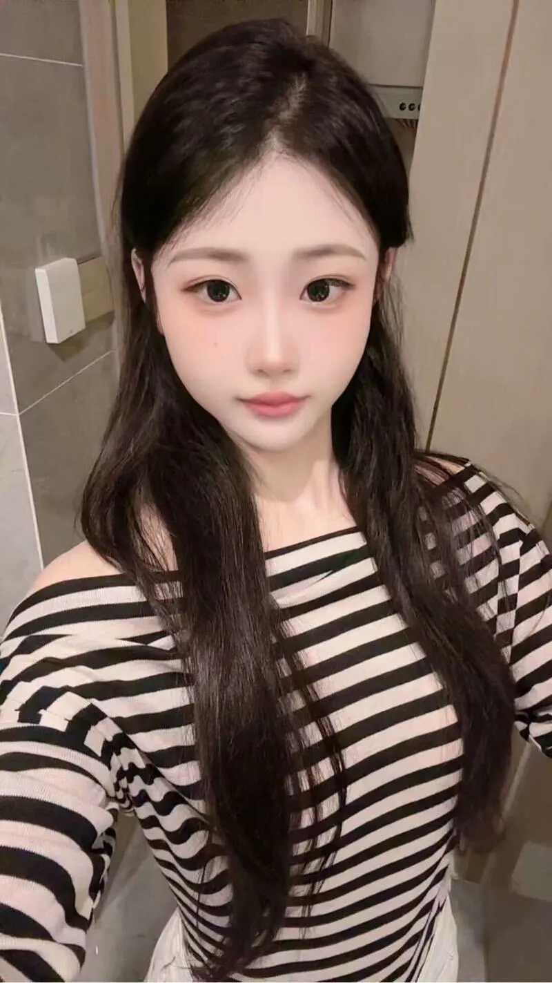 芙芙 刚下海嫩妹 小穴 JJ太大的受不了 Gallery 3