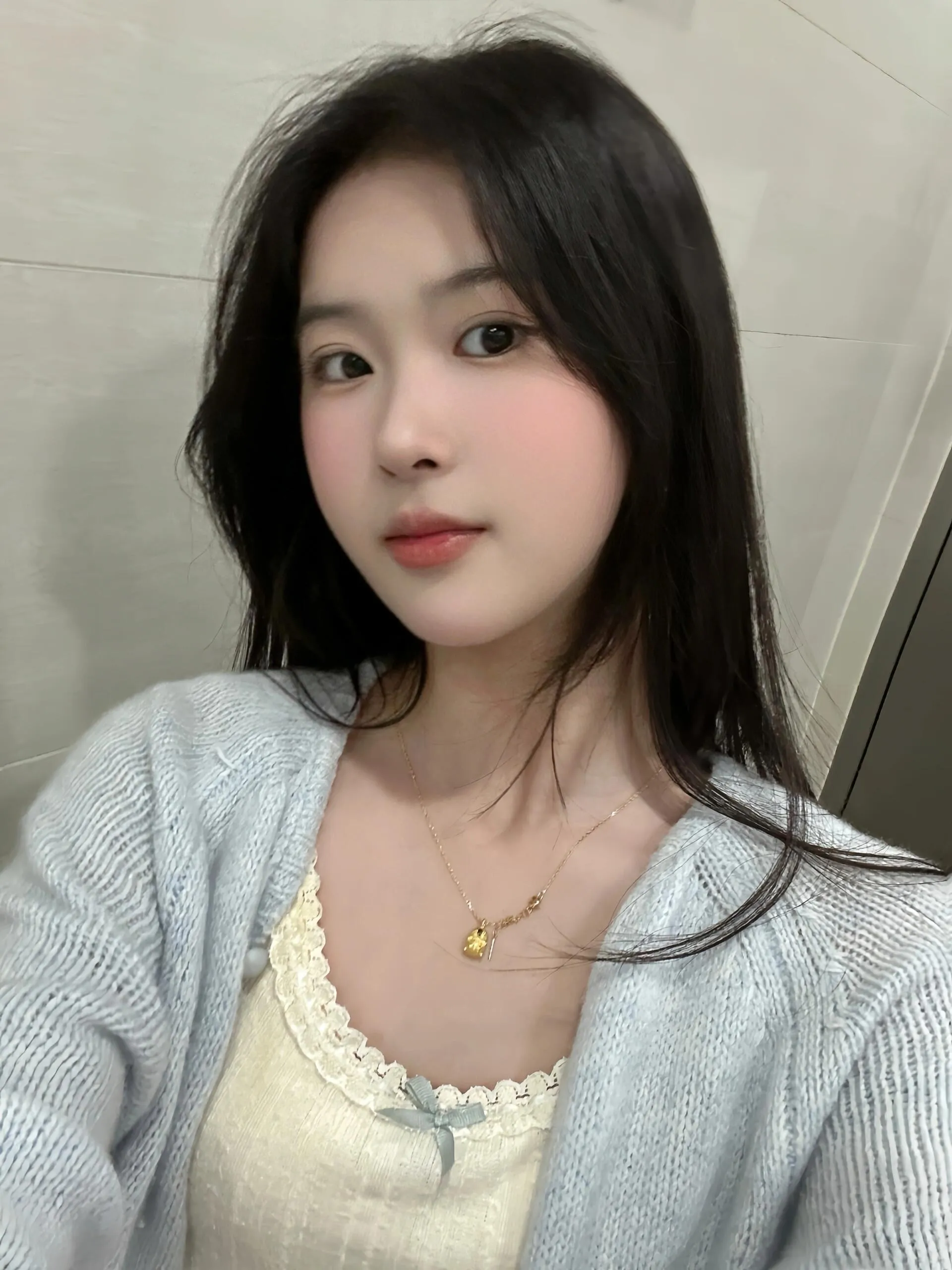 晶晶，新人刚下海刚开苞会夹会缩紧致三点粉 Gallery 1