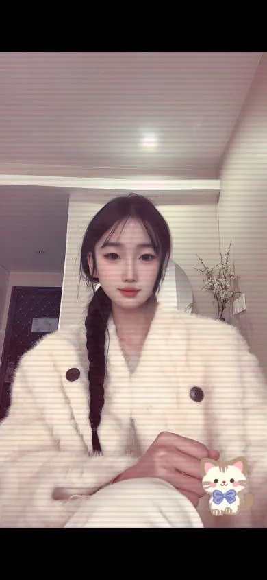 新人兼职眠眠 肌肤粉嫩易滑手 小穴水多不沾手 Gallery 3