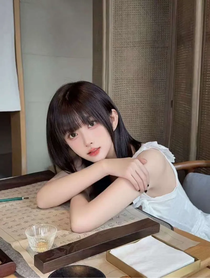 小y 典型的人瘦奶大 天使面孔 Gallery 4