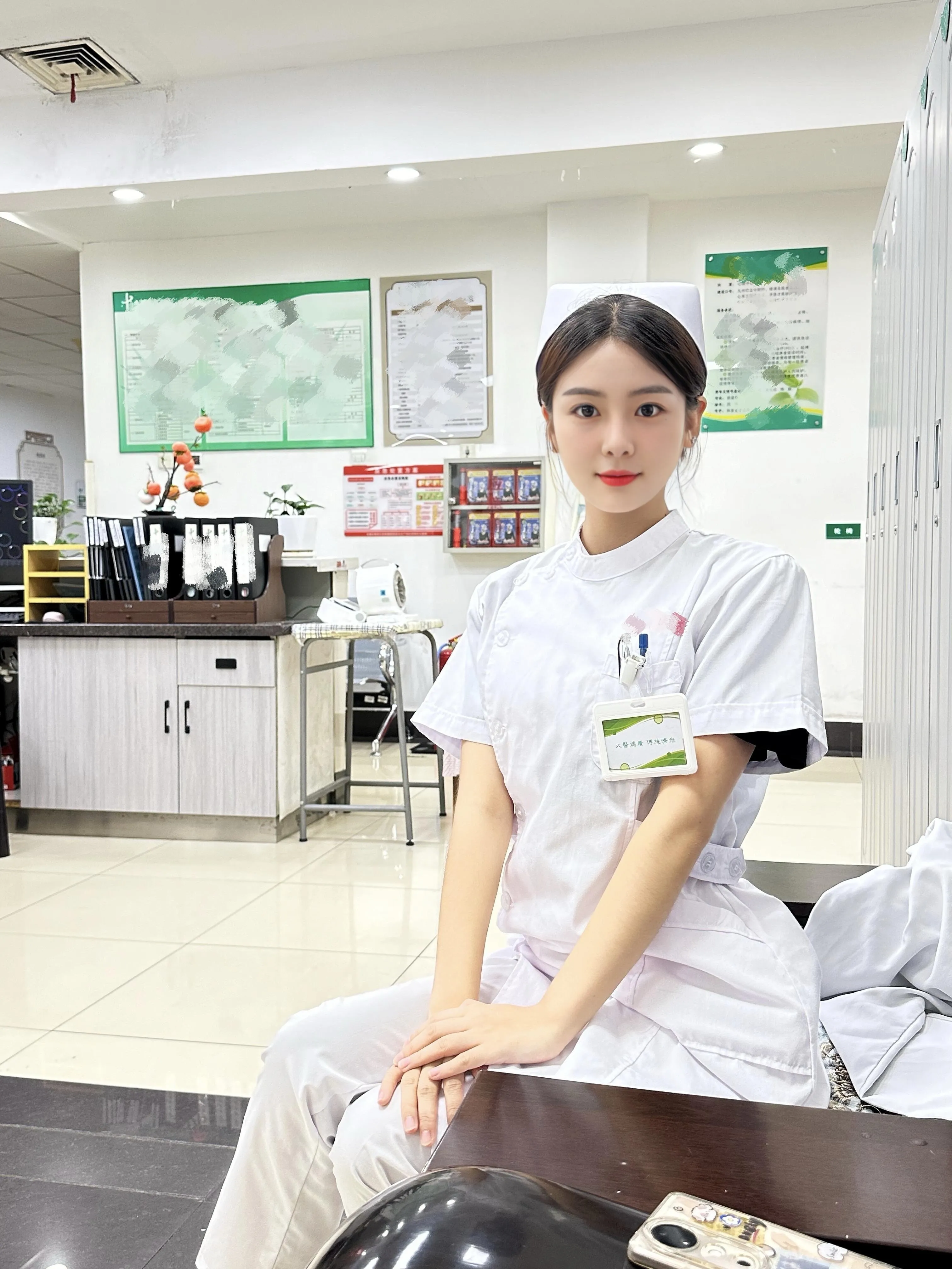 怡怡 冷白皮护士 制服下藏不住的突出