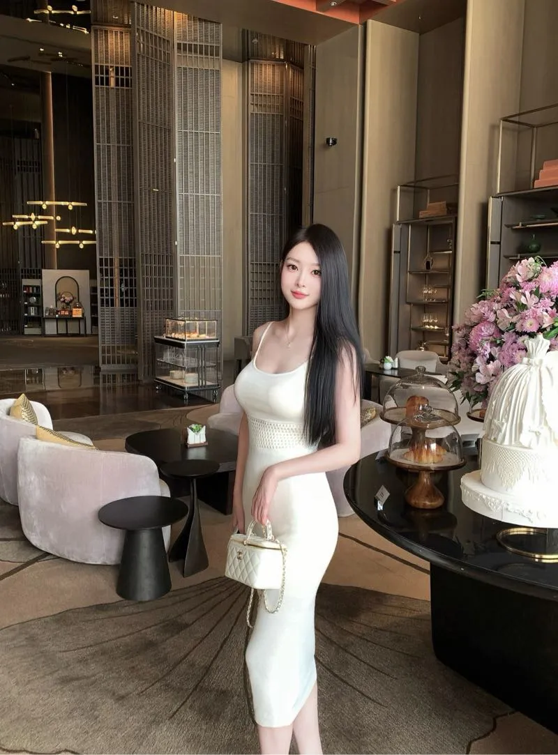 负债太多无奈下海还贷 雪白肌肤丰满圆嫩双乳 Gallery 1