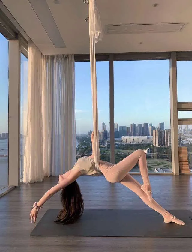 天空 💦嫩多汁😍 床上小野猫 Gallery 2